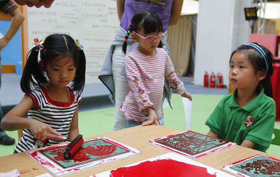 北京家庭閱讀季：&ldquo;讓美延續(xù)&rdquo;&mdash;&mdash;中國美術館主題日上小朋友在畫畫