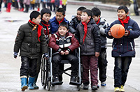 同學(xué)就是手足！安徽一男孩患病無法行走 被照顧7年