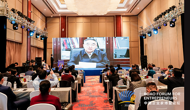 國家榮譽稱號獲得者、中國工程院院士、天津中醫(yī)藥大學校長張伯禮在視頻致辭