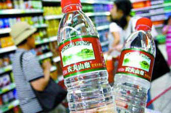 農(nóng)夫山泉連遭質(zhì)疑 評論:食品安全理當(dāng)錙銖必較