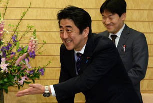 安倍，討來的達沃斯演講