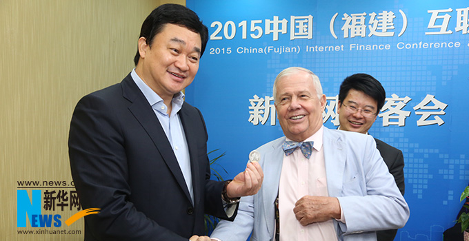 羅杰斯參加思客會(huì)，與新華網(wǎng)董事長、總裁田舒斌親切交談。