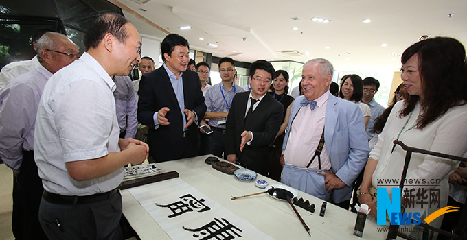 羅杰斯參觀新華網(wǎng)福建分公司。