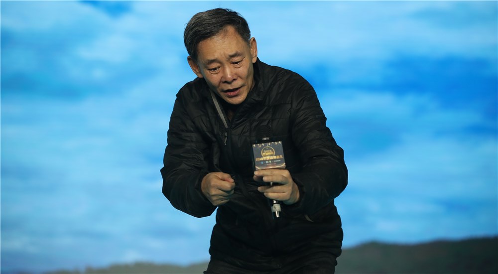 演員李光復(fù)現(xiàn)場表演第六位年度感動(dòng)人物&ldquo;超能大叔&rdquo;何永云的故事