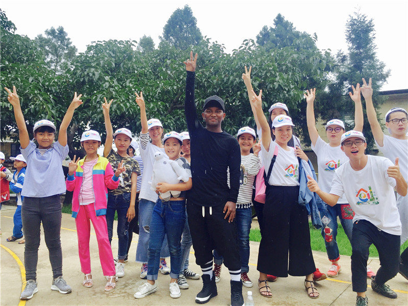 e創(chuàng)公益大使與志愿者、小朋友一起鄉(xiāng)村運(yùn)動(dòng)會(huì)