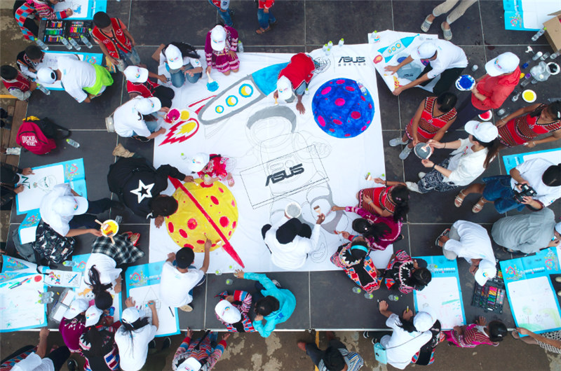 e創(chuàng)公益大使、志愿者和小朋友一同夢(mèng)想涂鴉