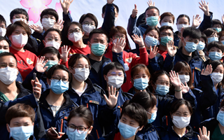 稟父老：樓蘭破，人平安，白衣戰(zhàn)士把家還！