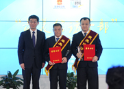 劉正榮為獲獎(jiǎng)?wù)咭踪t孝、張海威頒獎(jiǎng)