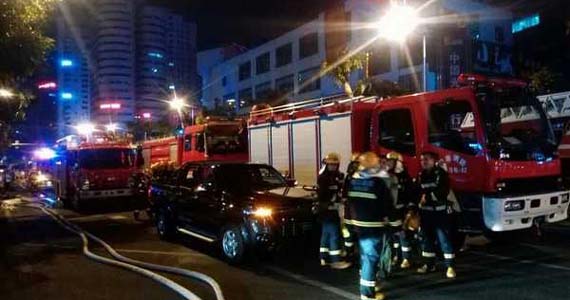 ?？诩瘟甏髲B電纜井起火 玻璃掉落致1人重傷