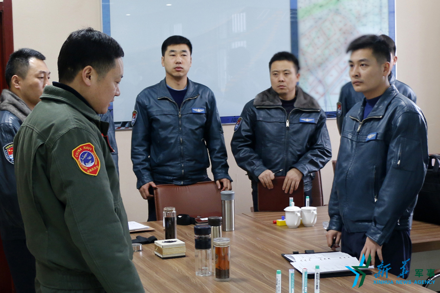 張超（右一）飛行后參加講評。