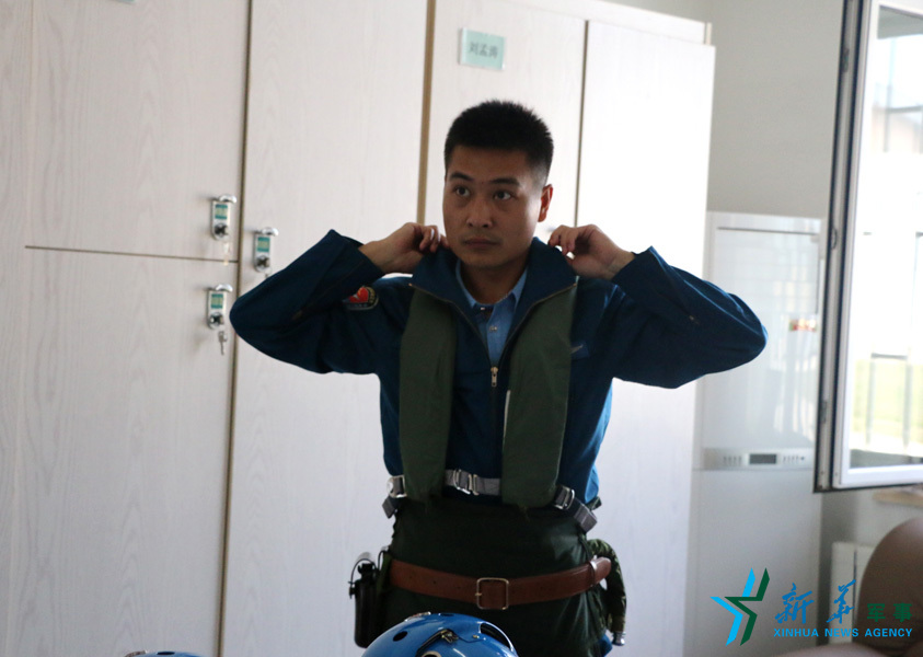 &uarr;資料圖片：張超嚴(yán)格按規(guī)定著裝參加飛行訓(xùn)練。