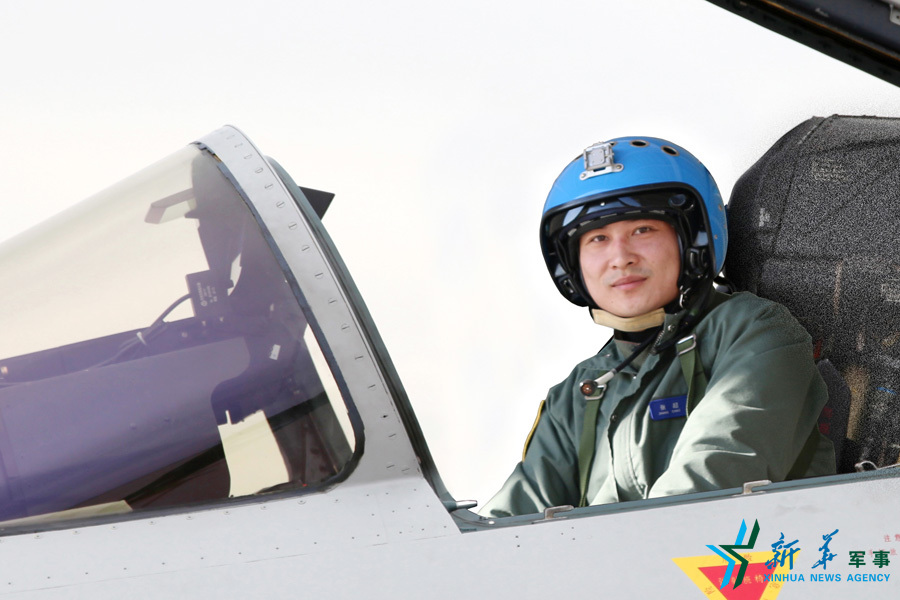 ↑戰(zhàn)機(jī)上準(zhǔn)備起飛的張超。 ↑戰(zhàn)機(jī)上準(zhǔn)備起飛的張超。