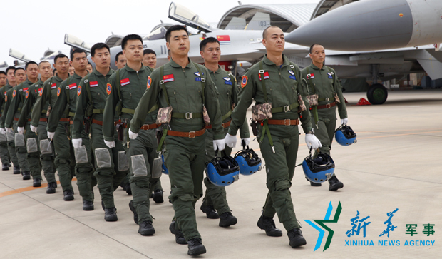 &uarr;飛行員列隊(duì)進(jìn)場。