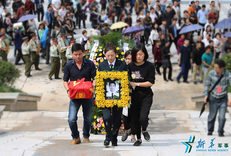 &uarr;張超烈士骨灰安葬儀式。