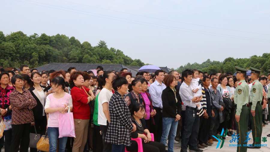 &uarr;張超烈士骨灰安葬儀式現(xiàn)場(chǎng)，岳陽的父老鄉(xiāng)親紛紛來給張超送別。