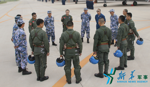 飛行后，黨委班子現(xiàn)場講評飛行情況。