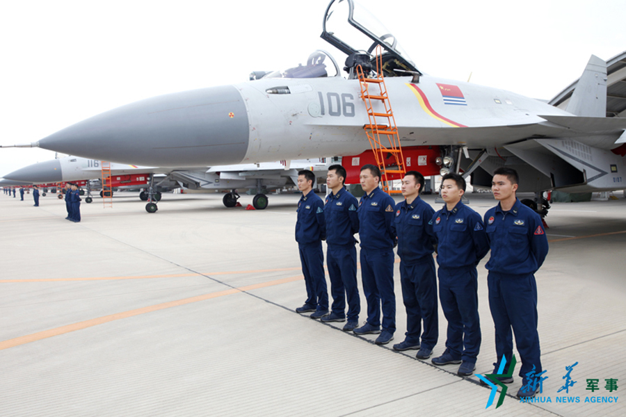 &uarr;機(jī)務(wù)官兵為戰(zhàn)鷹保駕護(hù)航。