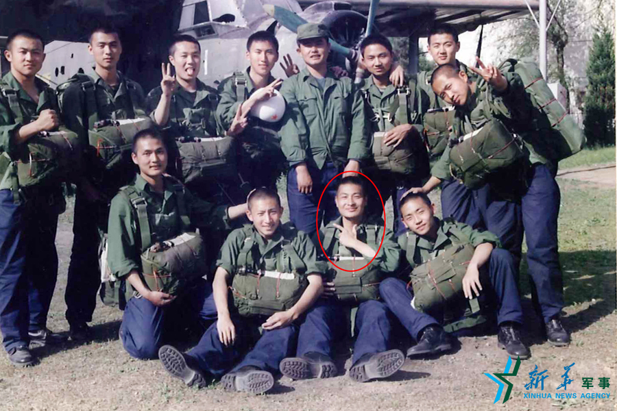 &uarr;資料圖片：張超跳傘前合影留念。