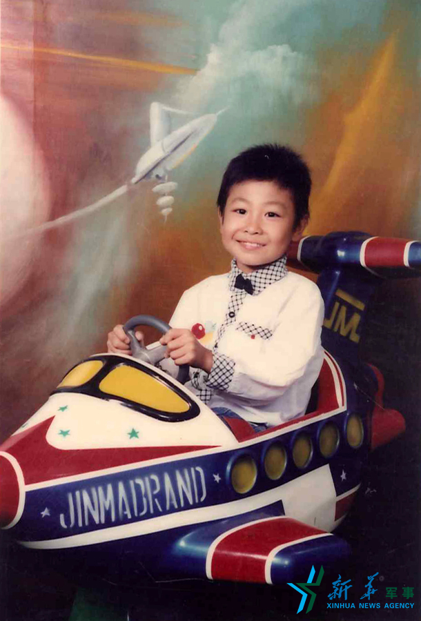 &uarr;資料圖片：長大后當一名優(yōu)秀的飛行員是張超兒時種下的夢想。