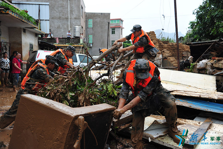 &uarr;第31集團軍某裝甲旅官兵幫助長泰恢復災后秩序。鐘晨菲攝