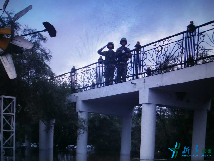 &uarr;中秋佳節(jié)，珍寶島的官兵在洪水中的堅(jiān)守。