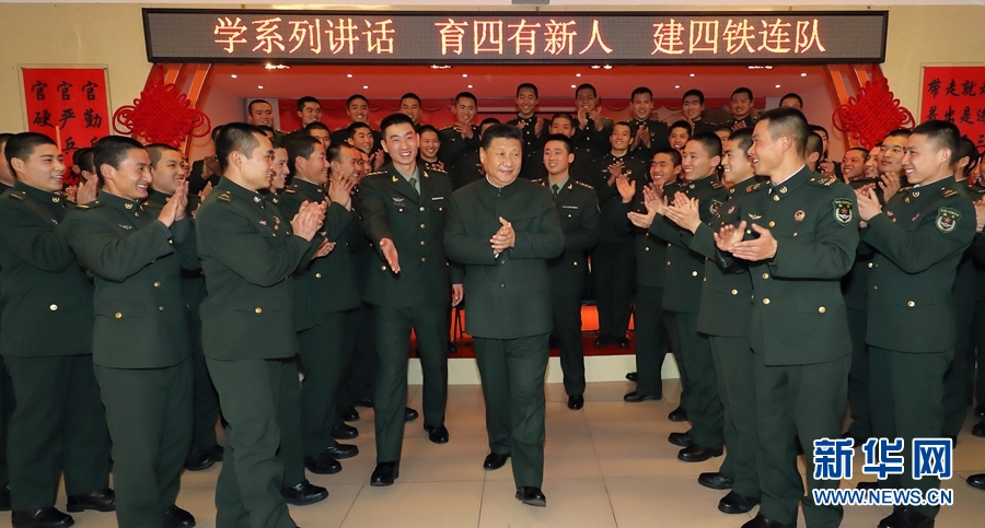 1月23日，習(xí)近平專程來到陸軍第65集團(tuán)軍，深入基層連隊(duì)，看望慰問官兵，代表黨中央和中央軍委，向全軍指戰(zhàn)員、武警部隊(duì)官兵、民兵預(yù)備役人員致以誠摯問候和新春祝福。這是習(xí)近平在該集團(tuán)軍&ldquo;大功三連&rdquo;同官兵在一起。新華社記者李剛攝