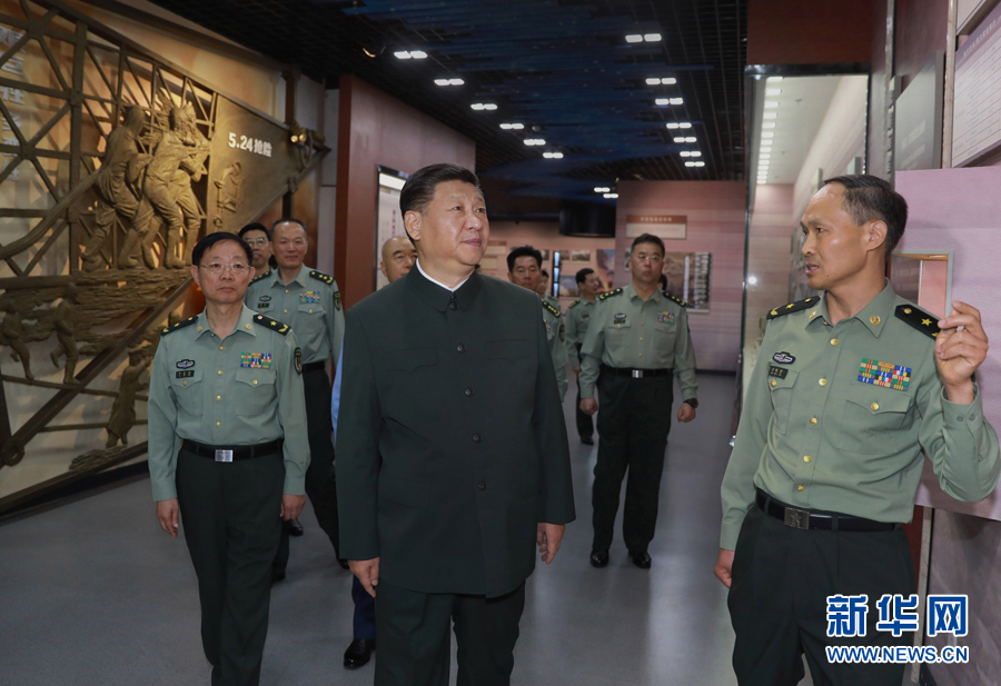 6月22日，正在山西省考察工作的中共中央總書記、國家主席、中央軍委主席習(xí)近平來到駐晉部隊某基地視察調(diào)研，代表黨中央和中央軍委，向基地組建50周年致以熱烈的祝賀，向老一輩創(chuàng)業(yè)者、廣大基地官兵致以崇高的敬意和誠摯的問候。這是習(xí)近平視察基地軍史館。新華社記者 李剛 攝