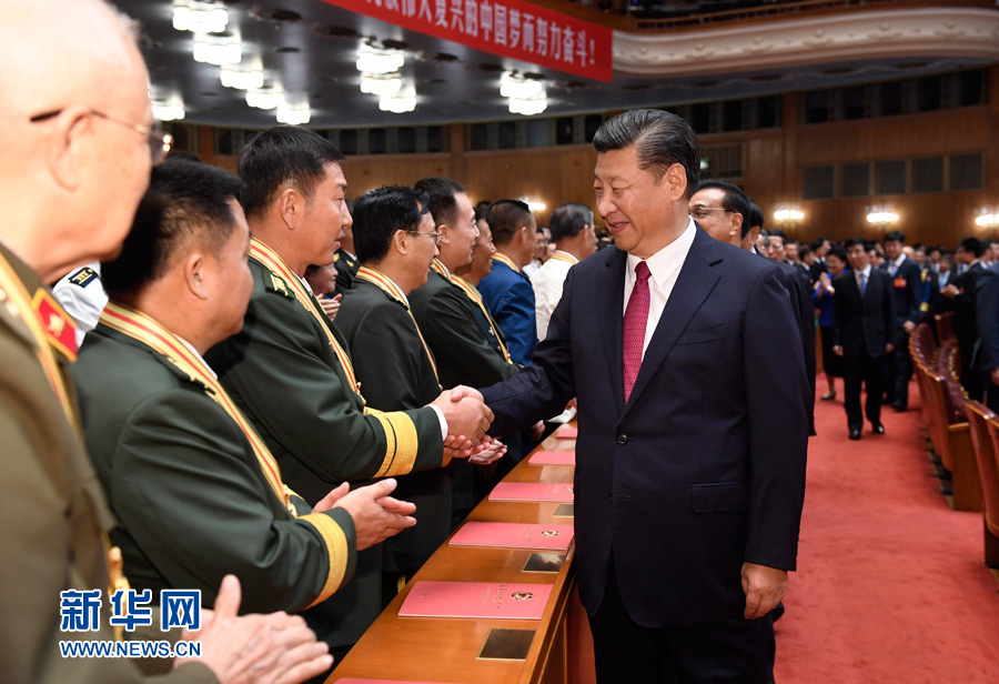 7月28日，慶祝中國(guó)人民解放軍建軍90周年文藝晚會(huì)《在黨的旗幟下》在北京人民大會(huì)堂舉行。中共中央總書(shū)記、國(guó)家主席、中央軍委主席習(xí)近平和李克強(qiáng)、張德江、俞正聲、劉云山、王岐山、張高麗等黨和國(guó)家領(lǐng)導(dǎo)人，與首都3000多名各界群眾一起觀看演出。演出開(kāi)始前，習(xí)近平等與老戰(zhàn)士、老同志代表和&ldquo;八一勛章&rdquo;獲得者親切握手。新華社記者 李學(xué)仁 攝