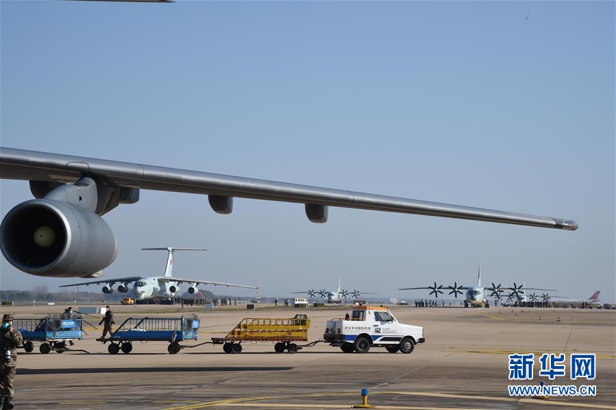 （聚焦疫情防控&middot;圖文互動(dòng)）（4）空軍第四次向武漢大規(guī)?？者\(yùn)醫(yī)療隊(duì)員和物資