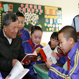 喬安山給小學生講雷鋒的故事。