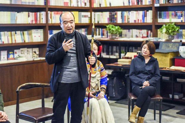 劉文濤：通過對每件兵器的復制，我們了解兵器造型與兵器制作的手藝，實現(xiàn)與古人的對話。