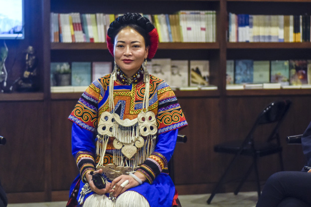 阿牛阿呷：對彝族姑娘來說，胎教就是彝族的刺繡文化，但是當我們走出來，我們覺得我們對其他支系的服飾知識了解太少了，需要學習的很多，所以開辦了這個專業(yè)。