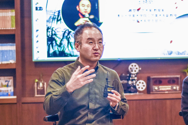 王曉昕：語言問題其實是非遺傳承所面臨的一個普遍問題。非遺傳承人可能有很好的技藝，但是因為語言問題沒有辦法與外面的人交流，就失去了傳承的機會。