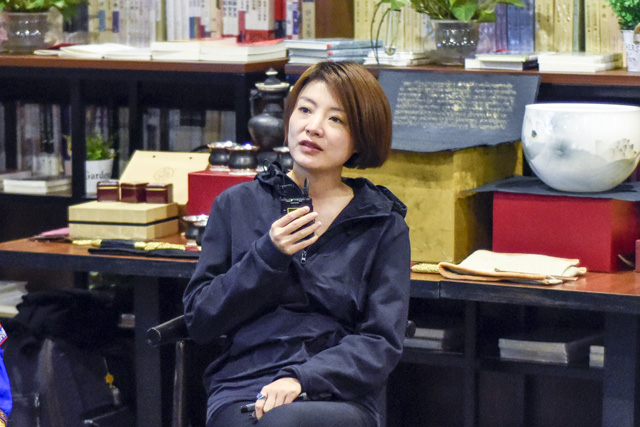 秦思：堅持還是因為熱愛，我一直想把有意義的事情做得有意思。我希望有更多的人來關注非遺文化，把文化融入到工藝當中。