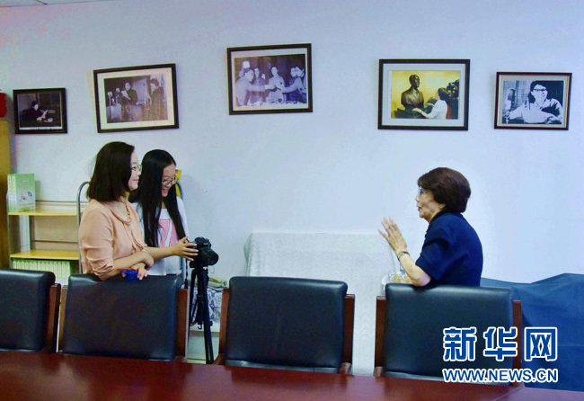 播音室里跟打仗一樣。從夜不能寐的緊張，到全神貫注的投入，用良好的習慣和過硬的專業(yè)素質(zhì)來化險為夷。