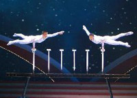 演員汪靜、高鴻陽在晚會上表演雜技《頂&mdash;&mdash;太極》