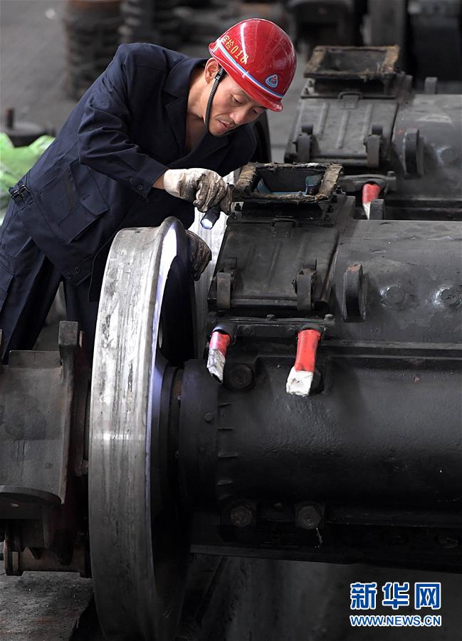 （圖片故事）（6）&ldquo;機(jī)車醫(yī)生&rdquo;李向前：&ldquo;望聞問(wèn)切&rdquo;保安全