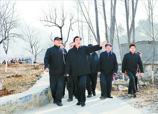 11月27日，省委書記、省人大常委會主任張慶黎到加強基層建設年活動聯(lián)系點淶水縣悟空寺村看望慰問村民，向當?shù)馗刹咳罕娦v黨的十八大精神。這是張慶黎在悟空寺村詳細了解村容村貌的建設情況。郭昭 攝