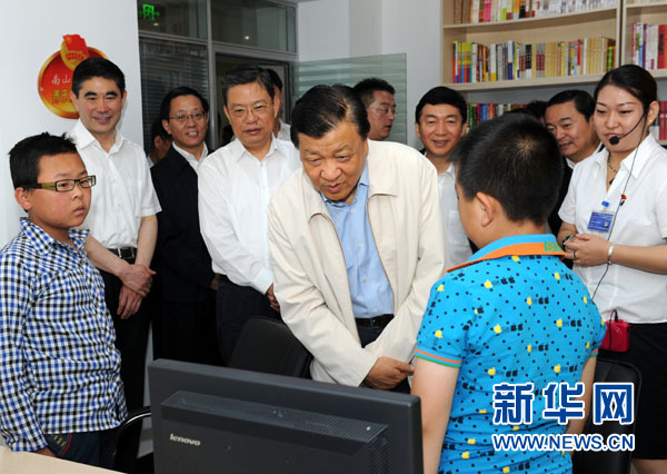 7月17日至19日，中共中央政治局常委、中央書記處書記劉云山在青海調(diào)研。這是7月18日，劉云山在西寧市南山西社區(qū)調(diào)研。 新華社記者饒愛民 攝