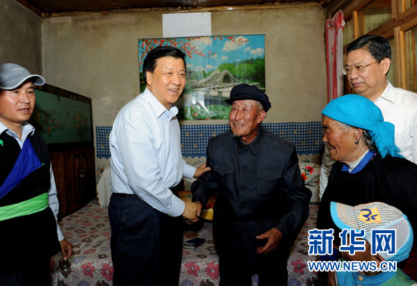 7月17日至19日，中共中央政治局常委、中央書記處書記劉云山在青海調(diào)研。這是7月17日，劉云山在海東市互助土族自治縣東山鄉(xiāng)白牙合村看望老黨員。新華社記者 饒愛民 攝