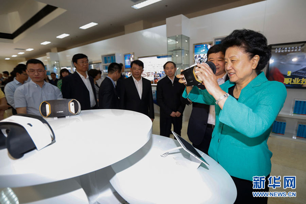 5月8日，中共中央政治局委員、國務(wù)院副總理劉延?xùn)|在天津出席2016年職業(yè)教育活動周啟動儀式暨全國職業(yè)院校技能大賽開幕式。這是劉延?xùn)|（右一）在天津廣播電視大學(xué)體驗區(qū)，通過全景VR設(shè)備體驗汽車修理培訓(xùn)課程。新華社記者 沈伯韓攝