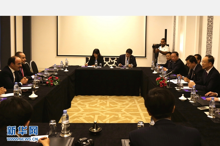 9月19日，在摩洛哥首都拉巴特，中共中央書記處書記、全國政協(xié)副主席杜青林（右一）會見摩洛哥真實性與現(xiàn)代黨總書記奧馬里（左一）。應摩洛哥參議院邀請，中共中央書記處書記、全國政協(xié)副主席杜青林于18日至20日率中共代表團訪摩，分別會見政府首腦本&middot;基蘭、參議長本希馬、真實性與現(xiàn)代黨總書記奧馬里等。新華社記者劉鍇攝