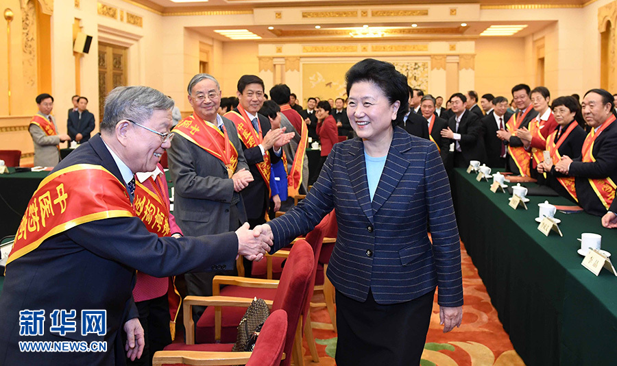 12月29日，中共中央政治局委員、國務(wù)院副總理劉延?xùn)|在北京與中醫(yī)藥高等學(xué)校教學(xué)名師座談。這是座談會(huì)前，劉延?xùn)|與獲得表彰的教師握手。新華社記者 張鐸 攝