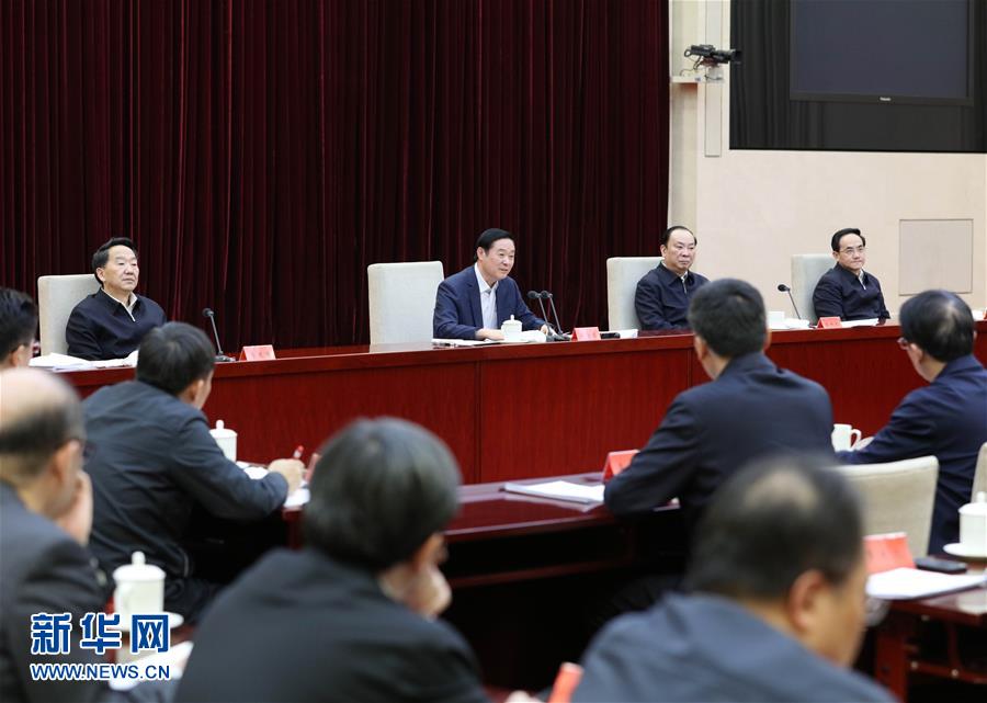  2月17日，在習(xí)近平總書記主持召開黨的新聞?shì)浾摴ぷ髯剷?huì)并發(fā)表重要講話一周年之際，中宣部在北京召開2017年新聞戰(zhàn)線&ldquo;新春走基層&rdquo;活動(dòng)座談會(huì)。中共中央政治局委員、中央書記處書記、中宣部部長(zhǎng)劉奇葆出席會(huì)議并講話。新華社記者 王曄 攝
