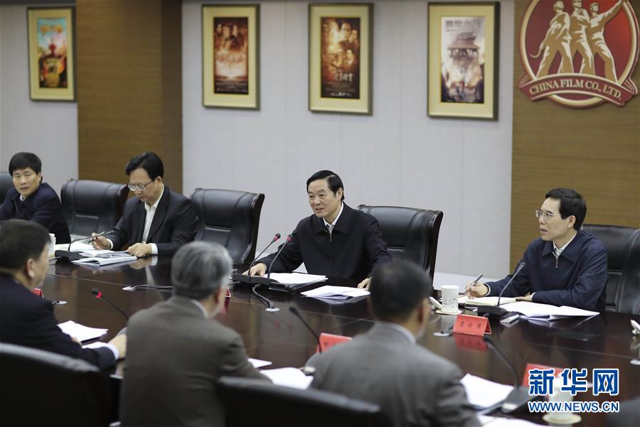 3月1日，中共中央政治局委員、中央書(shū)記處書(shū)記、中宣部部長(zhǎng)劉奇葆在北京中影股份有限公司調(diào)研。 新華社記者 丁林 攝