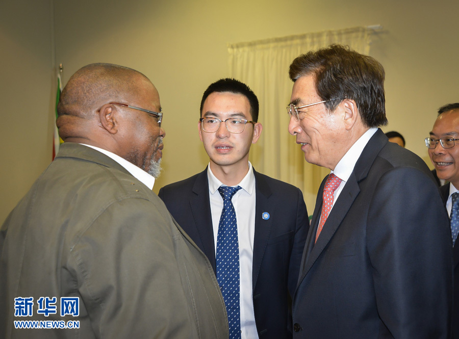 3月26日，中共中央政治局委員、北京市委書記郭金龍（前右）在南非約翰內(nèi)斯堡與執(zhí)政的南非非洲人國民大會(huì)總書記曼塔謝（前左）舉行工作會(huì)談。  新華社記者趙熙攝