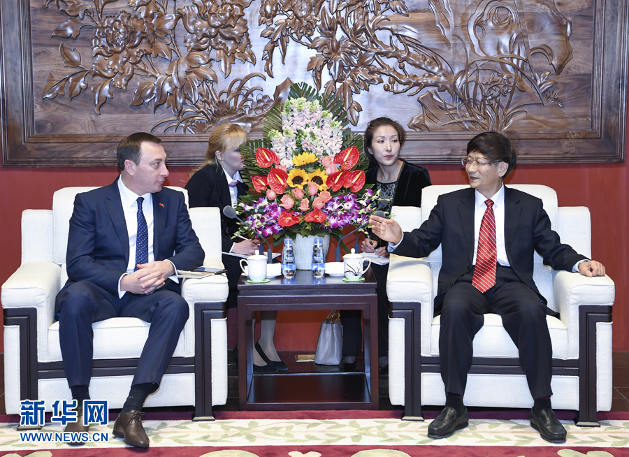 4月10日，中共中央政治局委員、中央政法委書記、中白政府間合作委員會(huì)中方主席孟建柱在北京會(huì)見白俄羅斯總統(tǒng)辦公廳副主任、中白政府間合作委員會(huì)白方主席斯諾普科夫。新華社記者 張領(lǐng) 攝