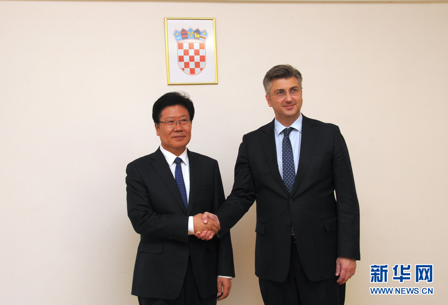 4月10日，克羅地亞民主共同體主席、政府總理普連科維奇（右）在薩格勒布會見中共中央政治局委員、中央黨的建設工作領導小組副組長張春賢。新華社記者薛群攝