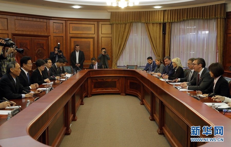 4月12日，塞爾維亞前進(jìn)黨主席、政府總理武契奇（右二）在貝爾格萊德會見中共中央政治局委員、中央黨的建設(shè)工作領(lǐng)導(dǎo)小組副組長張春賢（左二）。新華社發(fā)（普雷德拉格&middot;米洛薩夫列維奇攝）