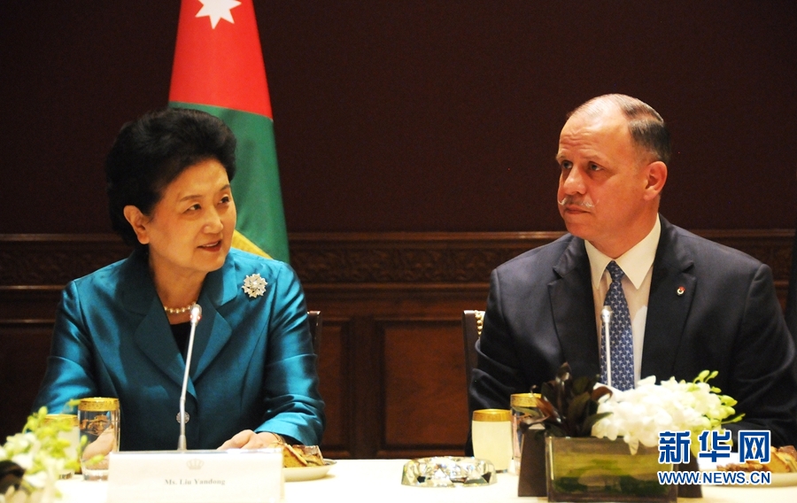 4月20日，在約旦首都安曼，約旦代國王費(fèi)薩爾（右）會(huì)見中國國務(wù)院副總理劉延?xùn)|。 新華社記者林曉蔚攝